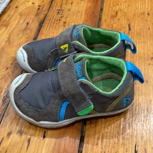 Toddler Plae Brand Sneaker- 6 (free crocs as bonus)